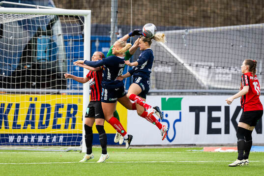 Linköpings Johanna Svedberg och Cathinka Tandberg mot