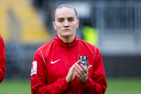 Brommapojkarnas Klara Andrup innan fotbollsmatchen i