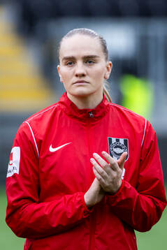 Brommapojkarnas Klara Andrup innan fotbollsmatchen i