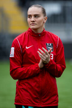 Brommapojkarnas Klara Andrup innan fotbollsmatchen i