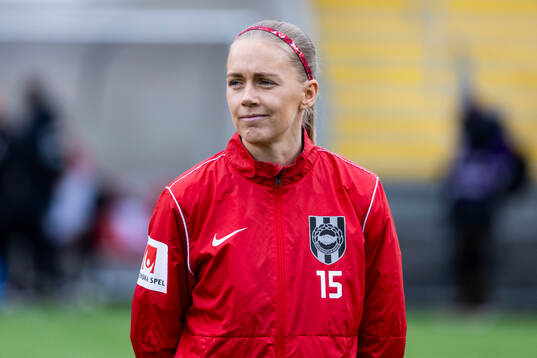 Brommapojkarnas Elsa Karlsson innan fotbollsmatchen i
