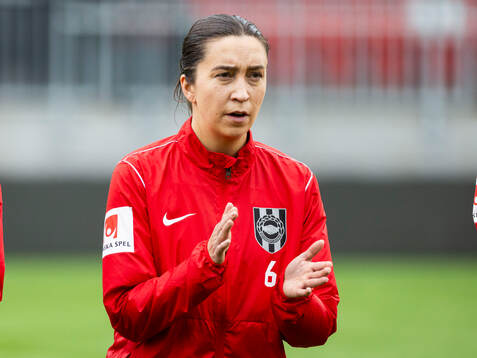 Brommapojkarnas Fanny Hjelm Rönnlund innan fotbollsmatchen