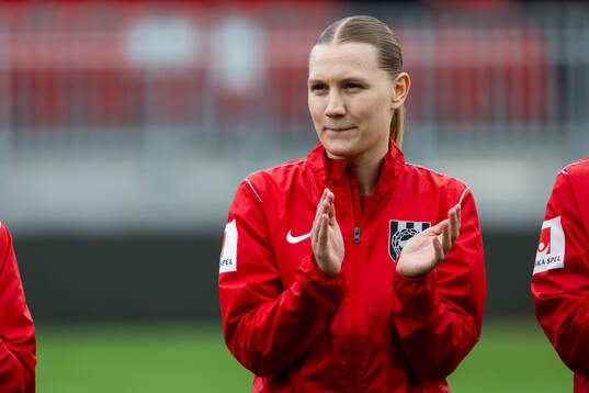 Brommapojkarnas Sara Olai innan fotbollsmatchen i