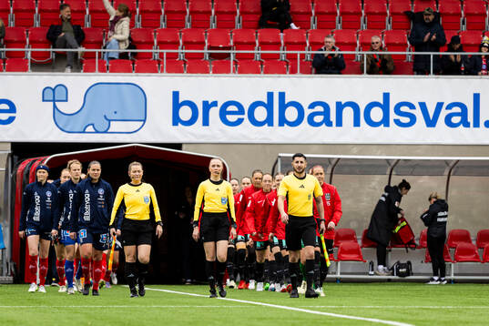 Domarteamet och spelarna från Brommapojkarnas och