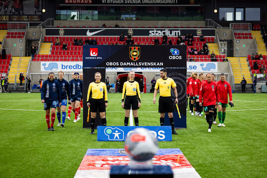 Domarteamet och spelarna från Brommapojkarnas och