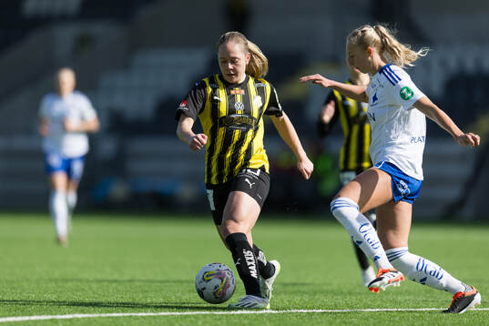 Häckens Alice Bergström och IFK Norrköpings Samantha Cary