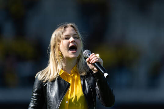 Ida Redig uppträder innan fotbollsmatchen i Damallsvenskan