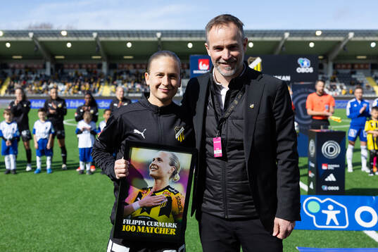 Häckens Filippa Curmark uppvaktas för 100 matcher spelade
