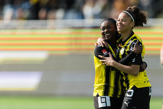 Häckens Felicia Schröder och Monica Jusu Bah jublar