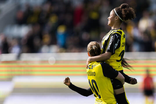 Häckens Felicia Schröder och Anna Anvegård jublar