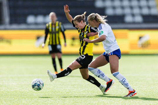 Häckens Anna Anvegård och IFK Norrköpings Samantha Cary
