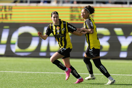 Häckens Clarissa Larisey och Felicia Schröder jublar
