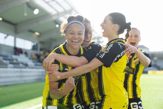 Häckens Felicia Schröder jublar med lagkamrater
