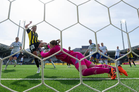 IFK Norrköpings Sofia Hjern räddar ett avslut från