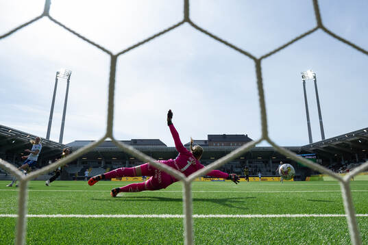 Häckens Felicia Schröder skjuter 2-1 i mål bakom IFK