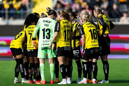 Häckens spelare samlade innan fotbollsmatchen i