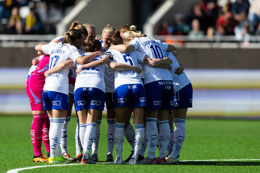 IFK Norrköpings spelare samlade innan fotbollsmatchen i