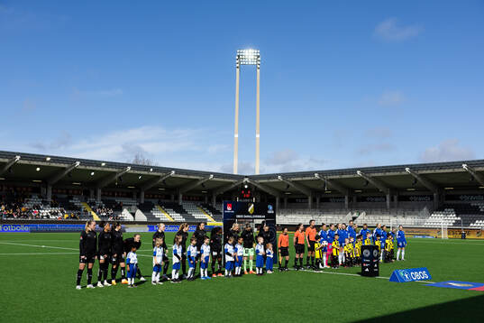 Häckens och IFK Norrköpings spelare på line up innan