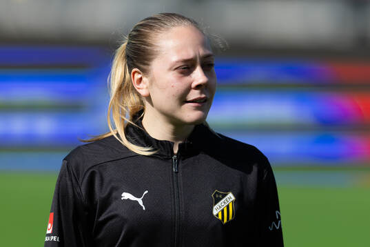 Häckens Alice Bergström på line up innan fotbollsmatchen
