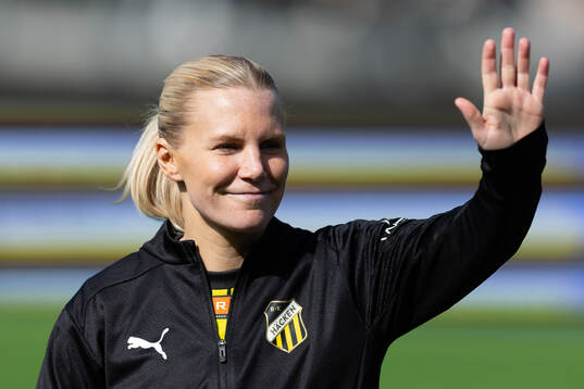 Häckens Josefine Rybrink på line up innan fotbollsmatchen