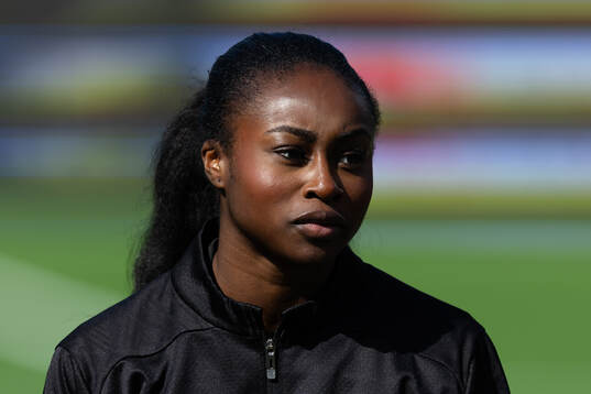 Häckens Monica Jusu Bah på line up innan fotbollsmatchen