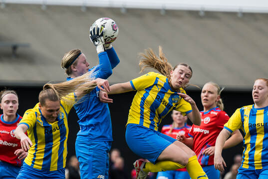 Eskilsminnes Alma Bertilsson och Helsingborg s målvakt