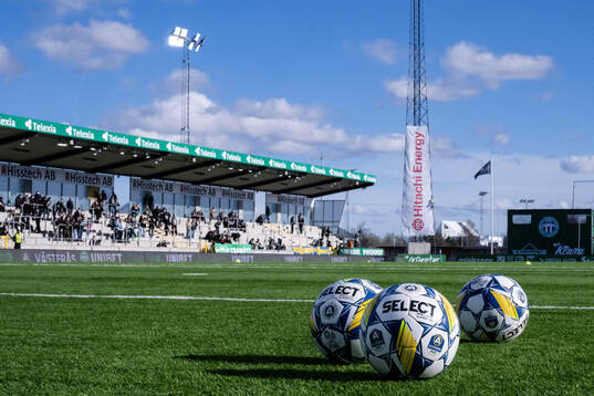 Fotbollar inne på Hitachi Energy Arena