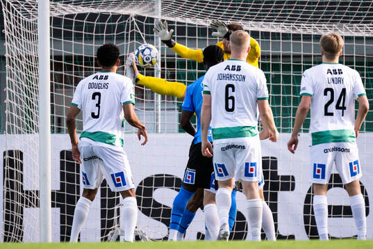 Halmstads Phil Ofosu-Ayeh gör 1-0 bakom Västerås
