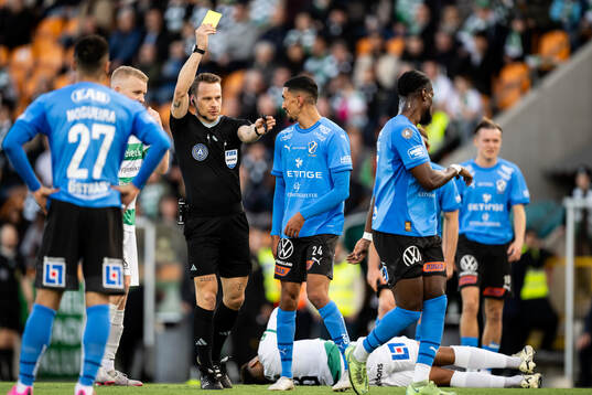 Domare Kristoffer Karlsson delar ut ett gult kort till