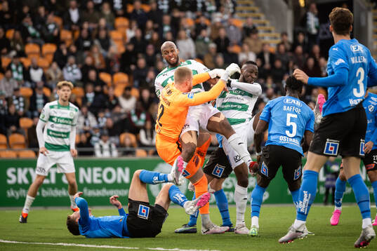 Halmstads målvakt Tim Erlandsson mot Västerås Jabir