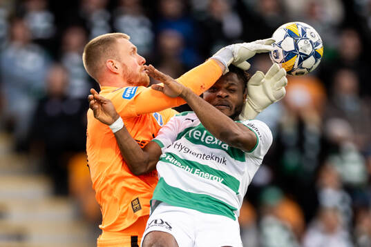 Halmstads målvakt Tim Erlandsson och Västerås Henry Offia
