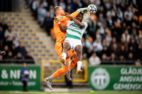 Halmstads målvakt Tim Erlandsson och Västerås Henry Offia