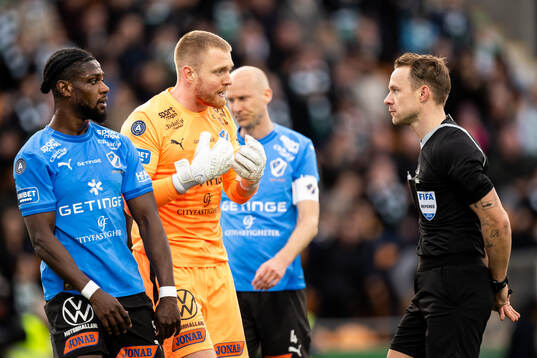 Halmstads målvakt Tim Erlandsson och Domare Kristoffer