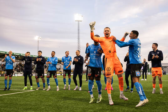 Halmstads målvakt Tim Erlandsson jublar med lagkamrater