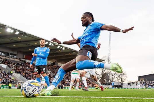 Halmstads Joseph Baffoe rensar bort boll vid mållinjen