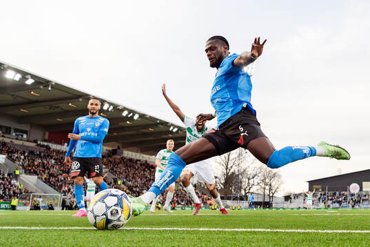 Halmstads Joseph Baffoe rensar bort boll vid mållinjen