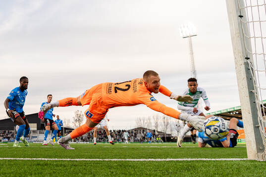 Västerås Mattheo Ahlinvi med målchans bakom Halmstads