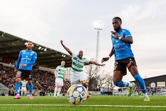Halmstads Joseph Baffoe rensar bort boll vid mållinjen