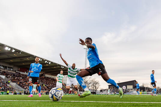 Halmstads Joseph Baffoe rensar bort boll vid mållinjen
