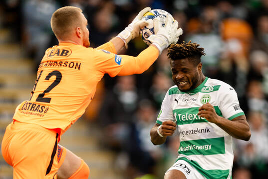 Halmstads målvakt Tim Erlandsson räddar skott framför