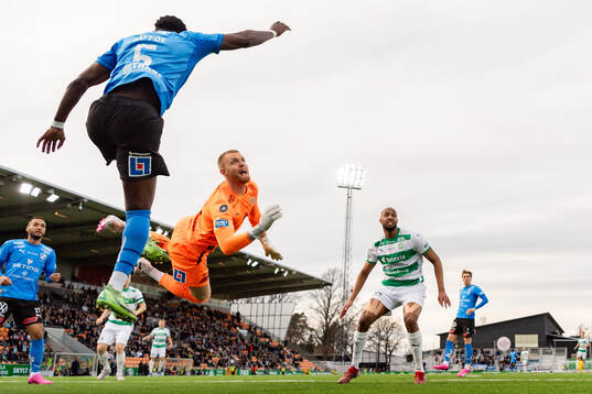 Halmstads Joseph Baffoe och målvakt Tim Erlandsson