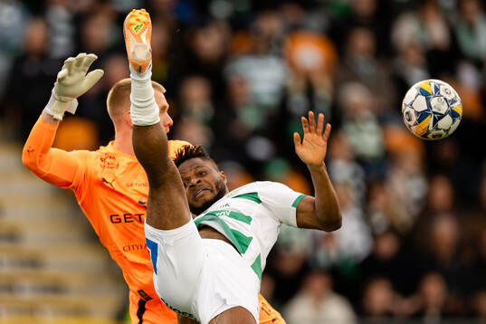 Halmstads målvakt Tim Erlandsson och Västerås Henry Offia