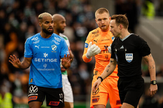 Halmstads Phil Ofosu-Ayeh och målvakt Tim Erlandsson