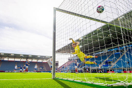 Olaug Tvedten of Vålerenga scores the 1-0 goal behind