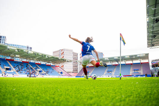 Janni Thomsen of Vålerenga takes a corner kick