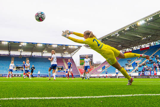 Tilde Lindwall of Vålerenga scores the 3-0 goal behind