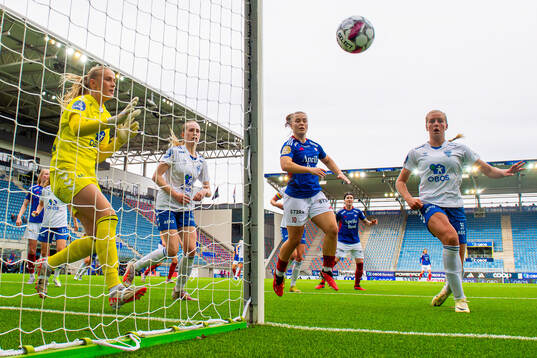 Goalkeeper Selma Panengstuen of Kolbotn, Olaug Tvedten of