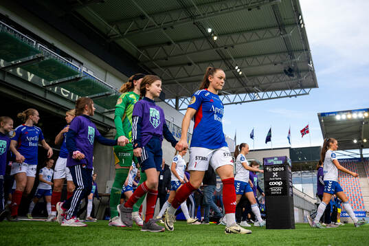 Janni Thomsen of Vålerenga enters the pitch