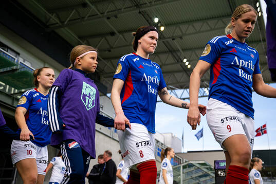 Linn Vickius of Vålerenga enters the pitch