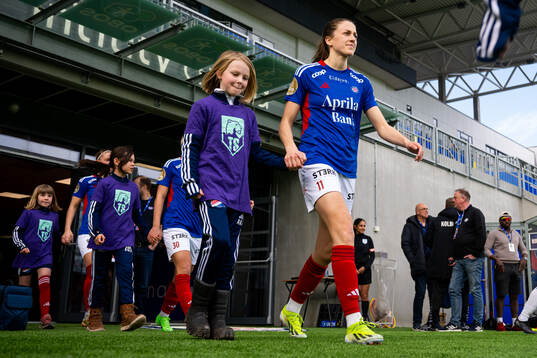 Emma Stølen Godø of Vålerenga enters the pitch